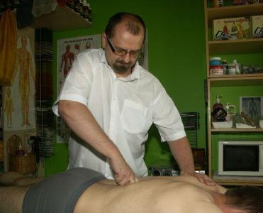 leczenie bólu rwy kulszowej masażem głębokim i chiropraktyką 