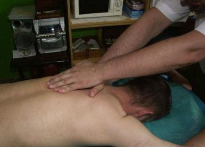 chiropraktyka i masaż bólu kręgosłupa 
